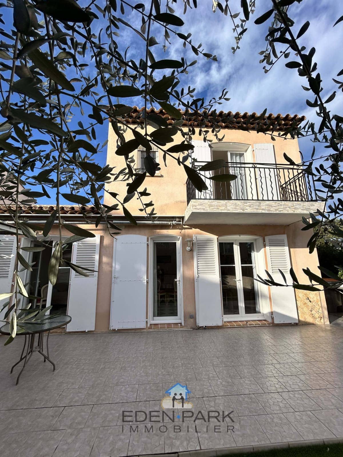 Maison en angle avec garage, photo 4 sur 5
