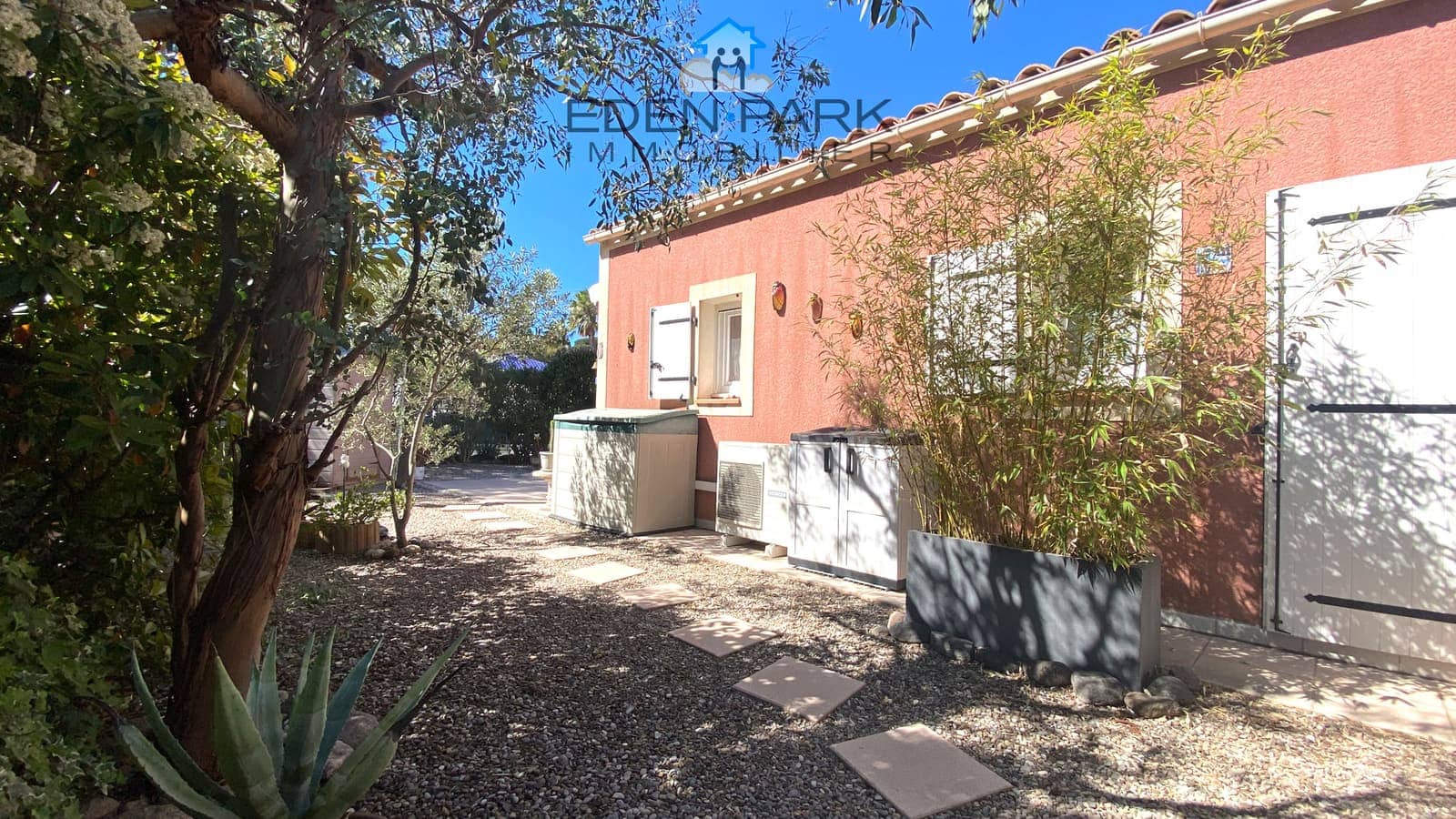 2-bedroom house with pool, photo 2 of 5