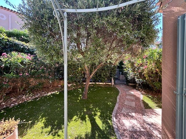 1-bedroom villa with pool, photo 3 of 5