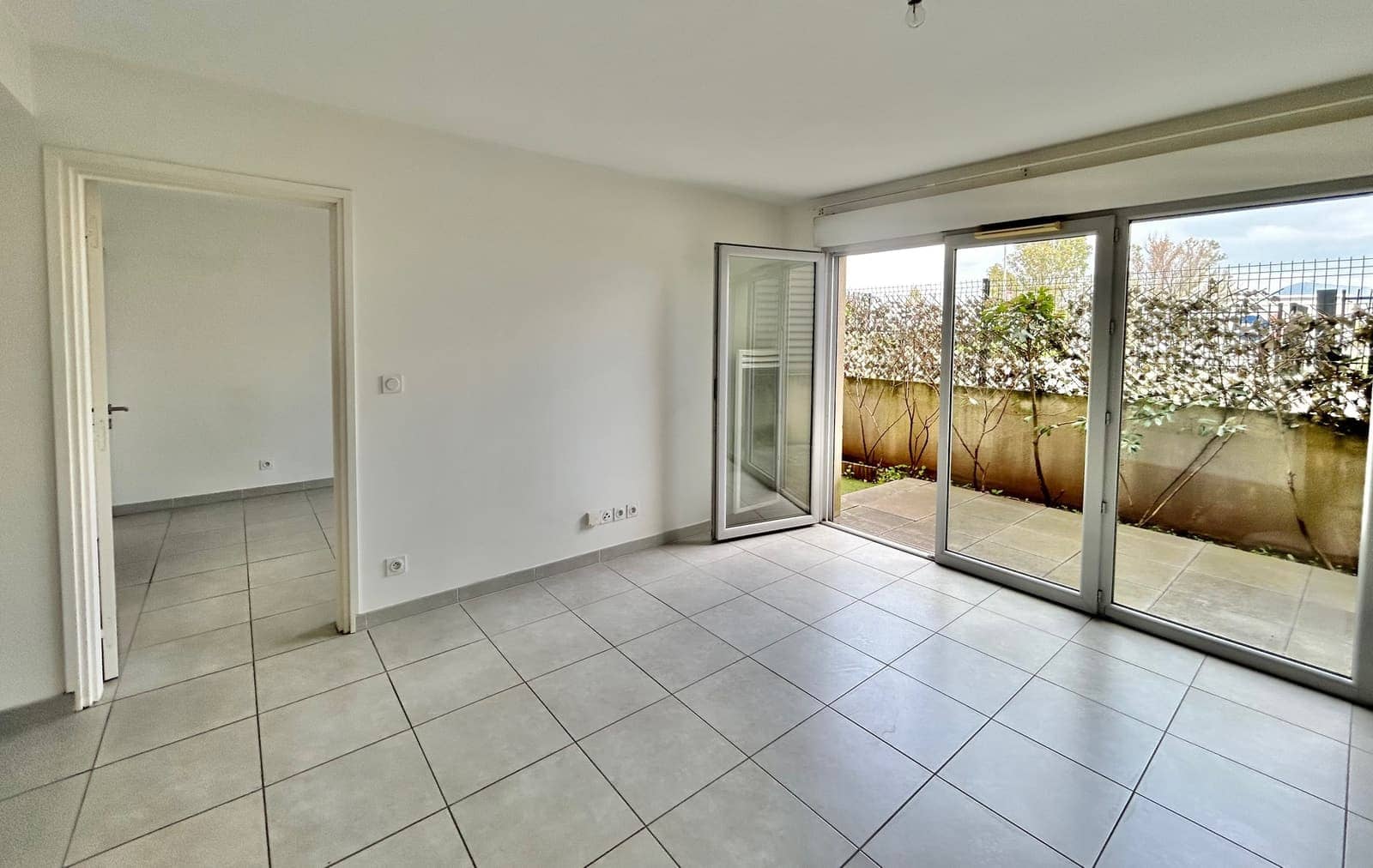 Rez-de-jardin F2 avec garage, résidence récente avec piscine, photo 2 sur 5