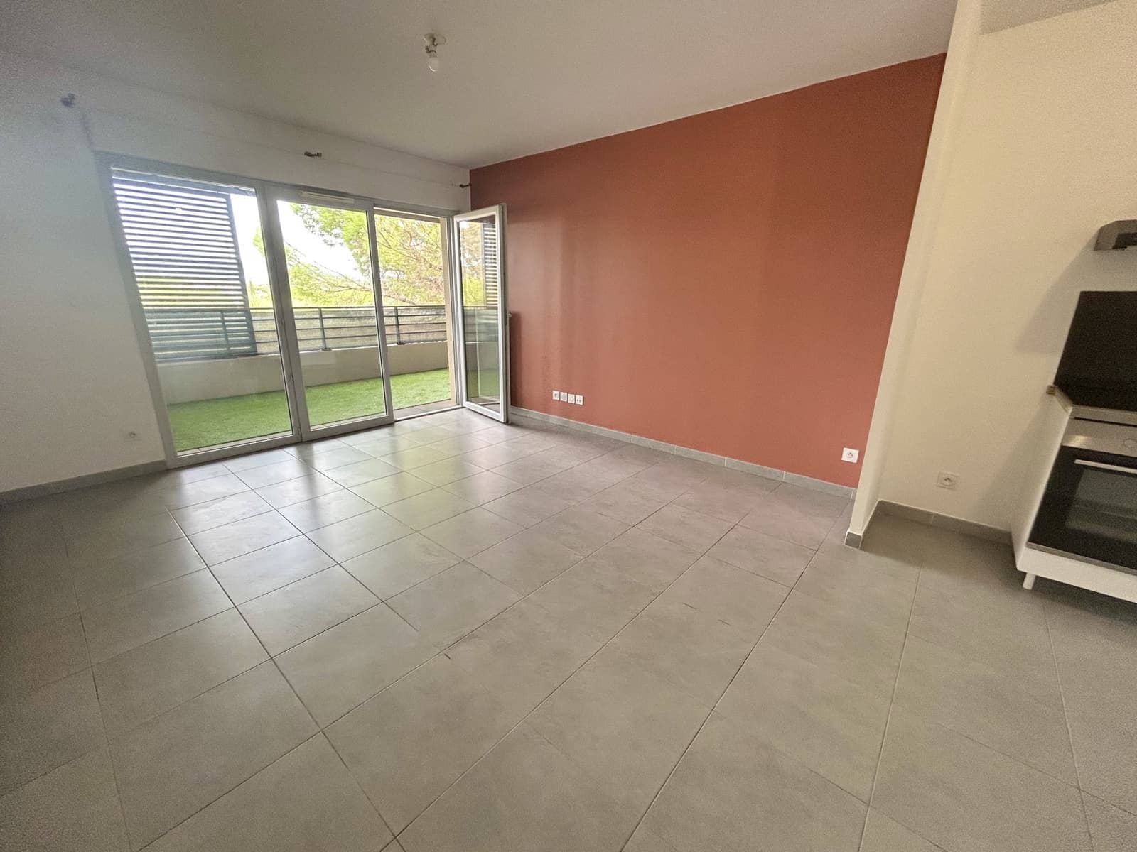 2-bedroom apartment with pool, photo 3 of 10