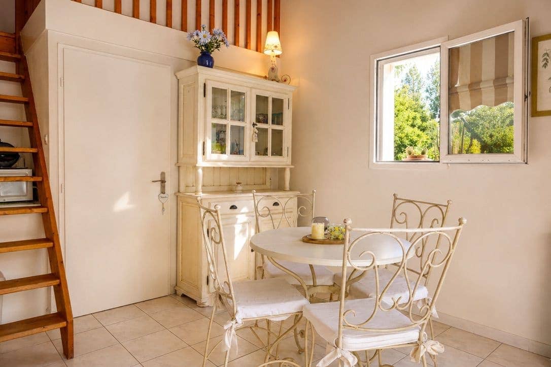 1-bedroom house with pool, photo 4 of 10